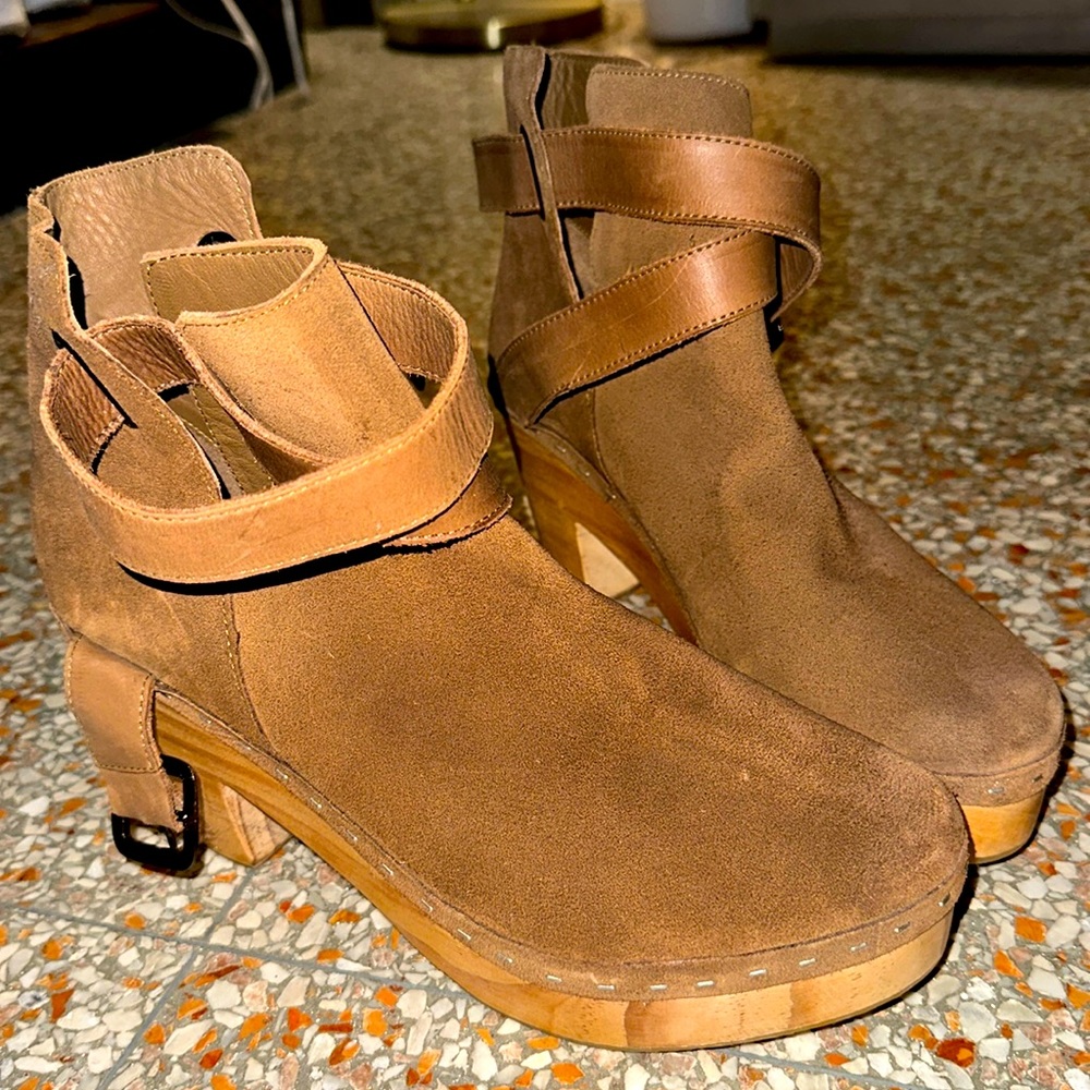 Free People brown suede clogs - size 40 / W10